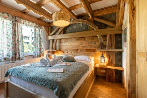 1 dormitorio con 1 cama en una habitación con techos de madera en Central Bled House, en Bled