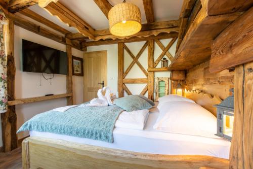 เตียงในห้องที่ Central Bled House