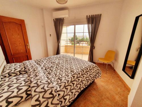 um quarto com uma cama e uma janela em Apartment Armenka Duquesa em Torremolinos