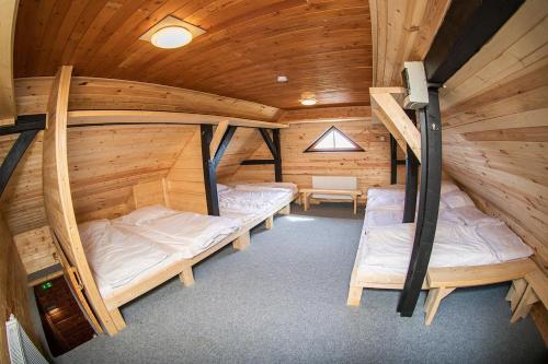 z widokiem na kabinę z 2 łóżkami piętrowymi w obiekcie Chata Severák w mieście Janov nad Nisou