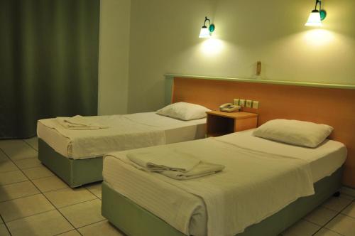 - 2 lits dans une chambre d'hôtel avec 2 lampes dans l'établissement Parkmar Apart, à Marmaris