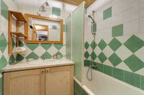 La salle de bains est pourvue d'un lavabo et d'une douche. dans l'établissement Apartment Lachenal - Alpes Travel - Alpes Travel - Central Chamonix - sleeps 4, à Chamonix-Mont-Blanc