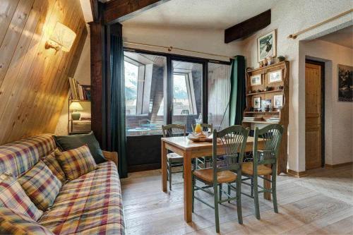 un salon avec un canapé et une table dans l'établissement Apartment Lachenal - Alpes Travel - Alpes Travel - Central Chamonix - sleeps 4, à Chamonix-Mont-Blanc