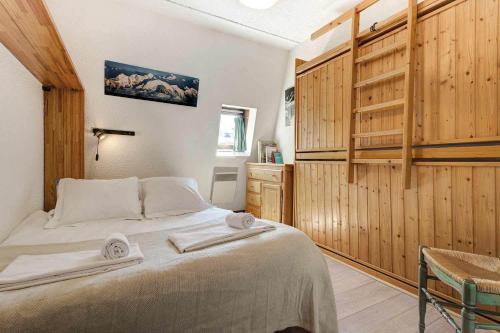 une chambre avec un lit avec deux serviettes dessus dans l'établissement Apartment Lachenal - Alpes Travel - Alpes Travel - Central Chamonix - sleeps 4, à Chamonix-Mont-Blanc