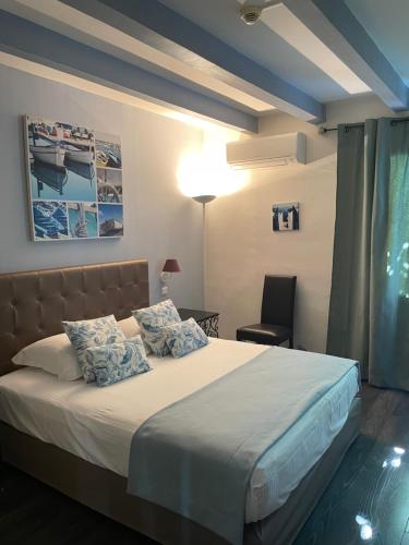 - une chambre avec un grand lit et une chaise dans l'établissement HOTEL ERMITAGE, aux Angles (Gard)