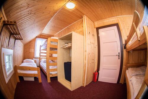 Tempat tidur susun dalam kamar di Chata Severák