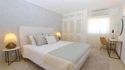 Postel nebo postele na pokoji v ubytování Vila Chez Lee, 219 Aldeia do Golf-CleverDetails - Sleeps 6, quiet area
