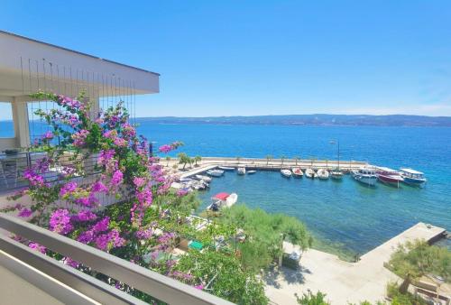 The penthouse apartment, first row by the sea, Beach House Ana