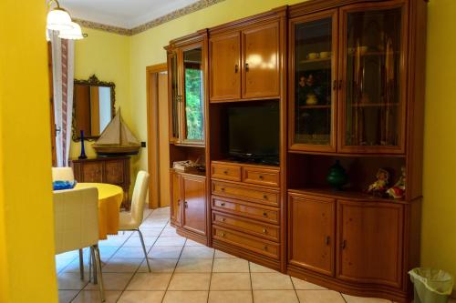 una sala de estar con un gran centro de entretenimiento de madera en Casa I Girasoli en Vezzano Ligure