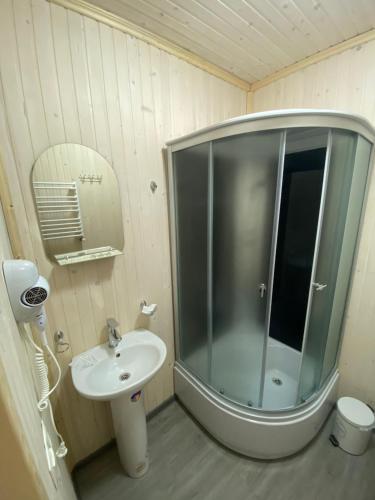 W łazience znajduje się prysznic i umywalka. w obiekcie Villa Loiza w mieście Bukowel