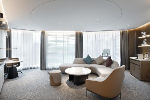 Χώρος καθιστικού στο Crowne Plaza Wuhan Optics Valley by IHG