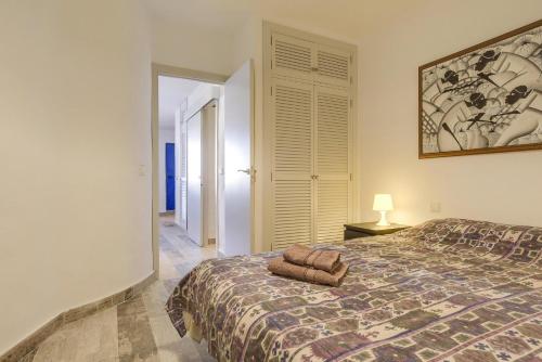 una camera con un letto e una foto appesa al muro di Apartamento en la playa con Wifi a Tarifa