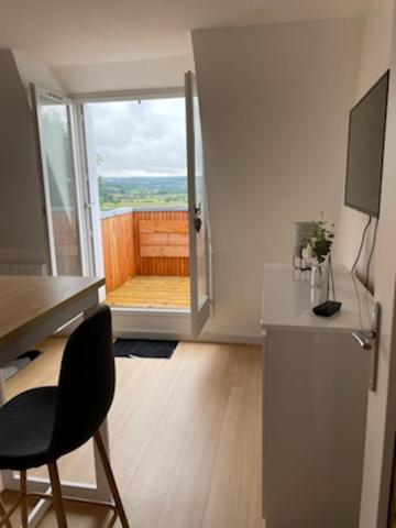  La cuisine est équipée d'un bureau, d'une chaise et d'un réfrigérateur. dans l'établissement Joli studio vue mer et campagne, à Blonville-sur-Mer