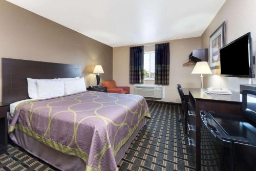 um quarto de hotel com uma cama e uma secretária em Super 8 by Wyndham Springfield East em Springfield