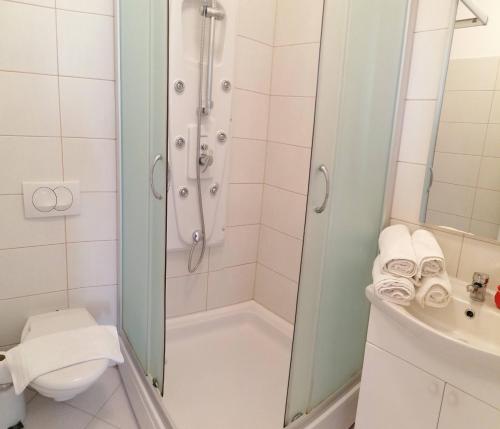 uma casa de banho com um chuveiro, um WC e um lavatório. em Simply Dubrovnik em Dubrovnik