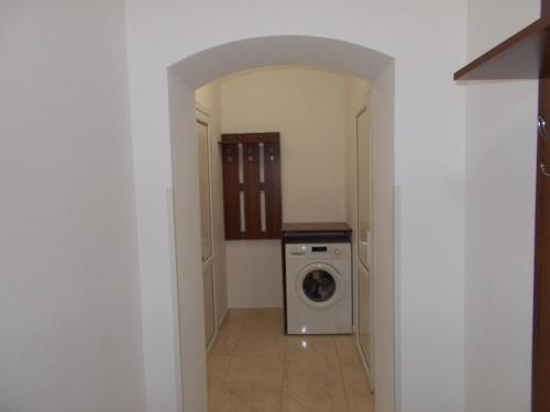 a hallway with a washing machine in a room at 1-комнатная квартира-студия Люкс Элитный дом-2016 Центр in Truskavets