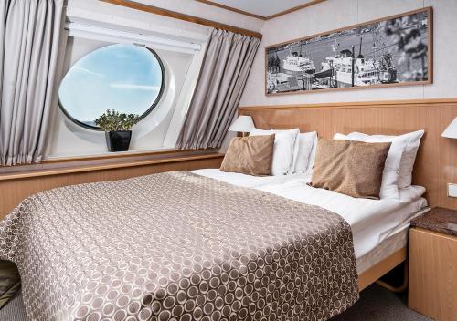 Кровать или кровати в номере Viking Line ferry Viking XPRS - Night Cruise from Helsinki