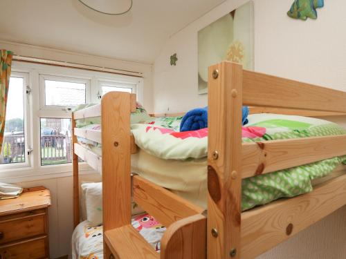 Двухъярусная кровать или двухъярусные кровати в номере Chalet 18 Smarty's View