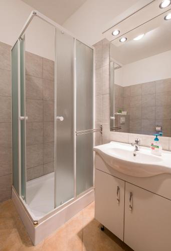 a bathroom with a shower and a sink at Bordoma Falusi Vendégház in Balatonszőlős