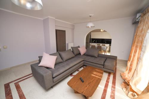 ein Wohnzimmer mit einem Sofa und einem Tisch in der Unterkunft Apartments Stoudios Georgias in Arkoudi
