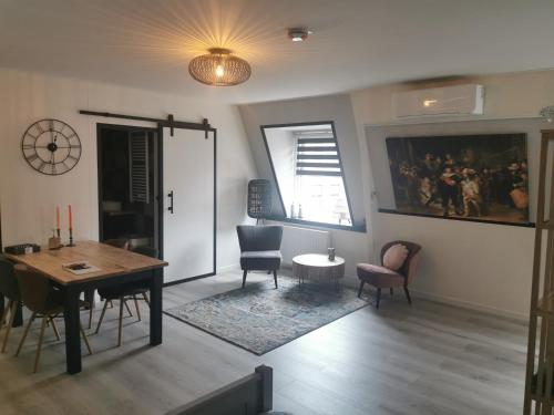 een woonkamer met een tafel en stoelen bij B&B Tasty in Sneek