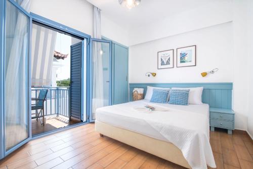 Posteľ alebo postele v izbe v ubytovaní Saronis Hotel Agistri - Adults Only