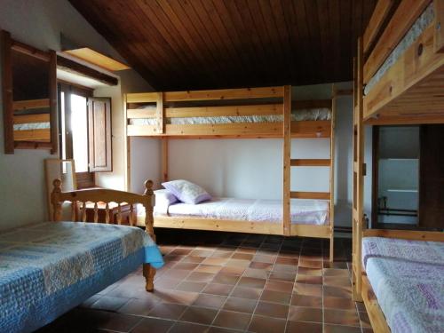 1 dormitorio con 2 literas en una casa en Can Camós Natura, en Porqueres