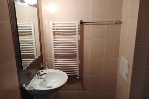 un baño con lavabo y espejo en Bansko Royal Towers - Studio 153, en Bansko