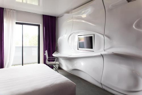 Un pat sau paturi într-o cameră la Zenitude Hôtel Résidences Bassin d'Arcachon