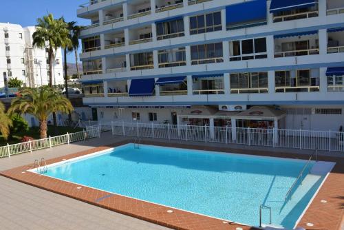 una piscina vacía frente a un edificio en Apartmento Vista del Mar Tinache, en San Bartolomé