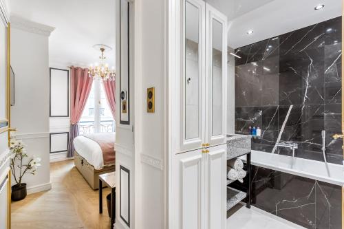 un bagno con cabina doccia accanto a una camera da letto di Luxury 4 Bedroom 2.5 Bathroom Apartment - Champs Elysees - With AC a Parigi