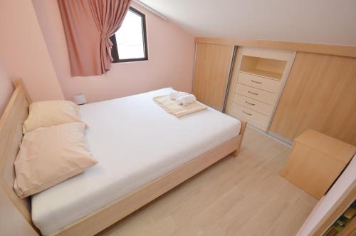 Ένα ή περισσότερα κρεβάτια σε δωμάτιο στο Apartments Kaludjerovic
