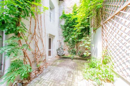 an alleyway between a brick building with plants at Hotel Centro Fürth Nürnberg in Fürth