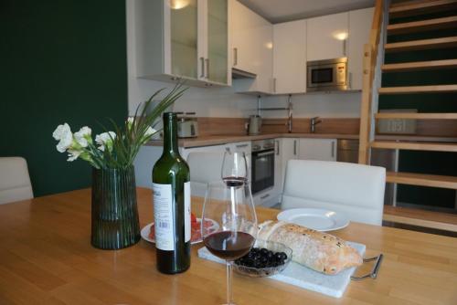 een tafel met een fles wijn en een glas bij Darsser Weg 34 a _Haus Lummennest_ in Zingst
