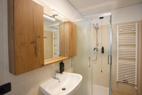 ein Badezimmer mit Waschbecken und Dusche in der Unterkunft Corte Milano in Rozzano