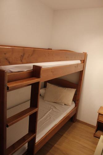 Cette petite chambre comprend 2 lits superposés. dans l'établissement Appartement Superdévoluy les 4 Géants, à Superdevoluy