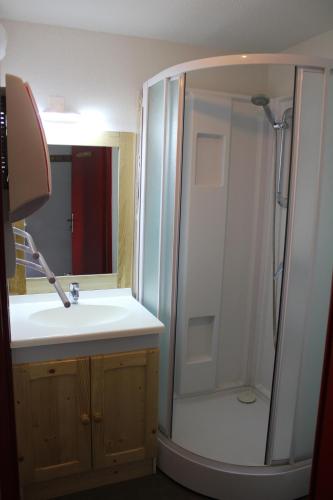 a bathroom with a shower and a sink and a mirror at Appartement Superdévoluy les 4 Géants in Superdevoluy