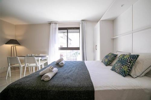 une chambre avec un grand lit avec des serviettes dessus dans l'établissement Coeur De Cannes, à Cannes