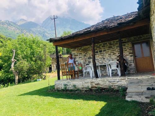 Photo de la galerie de l'établissement Guest House Qafe Dardha - Tomorr National Park, à Dardhë