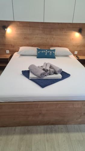 1 cama con colchón blanco y 2 toallas en O'Fig mobile home, en Tisno