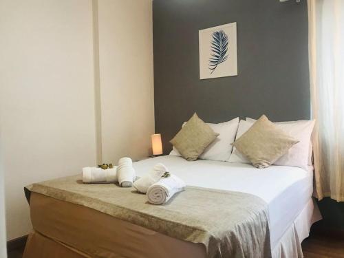 1 dormitorio con 1 cama con toallas en 81 · Apto todo Morumbi (5 min-Hosp Einstein) en São Paulo