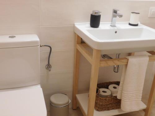 Ένα μπάνιο στο Apart.Can Pons,con piscina, a 50 de la playa