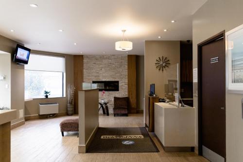 a living room with a couch and a tv in it at WelcomINNS Ottawa in Ottawa