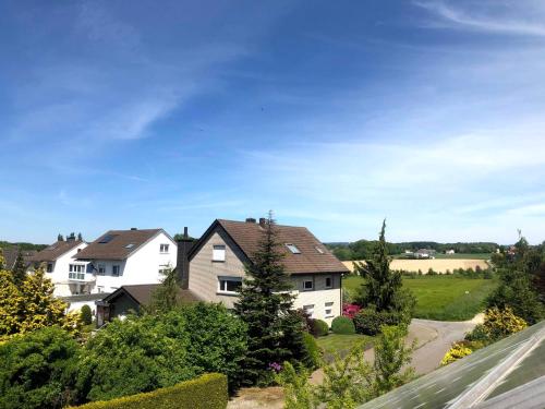 einen Blick auf Häuser und eine Straße mit einem Feld in der Unterkunft Ferienwohnung Horn in Kirchlengern
