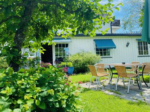 una mesa y sillas en el patio de una casa en Skaslien Hotel & Guesthouse en Kirkenær