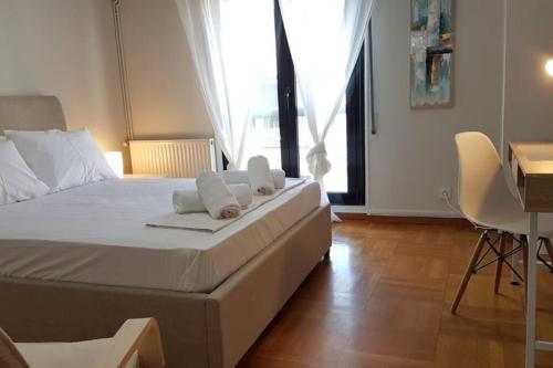 Posteľ alebo postele v izbe v ubytovaní Double Apartment - Athens Center, 7 BD, 3 BATH