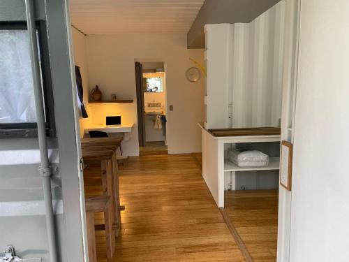 um quarto com um corredor com uma mesa e uma secretária em Apartment House Boquete Palmira Apartment 3 em Boquete