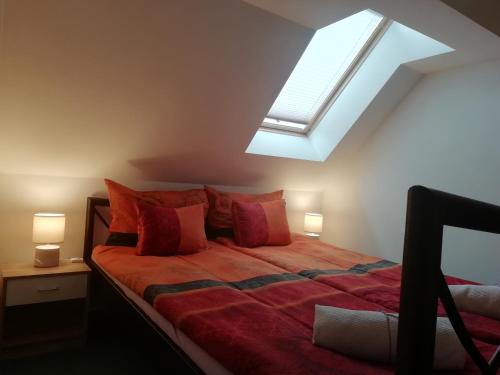 Łóżko lub łóżka w pokoju w obiekcie Frosch Haus Ferienwohnungen