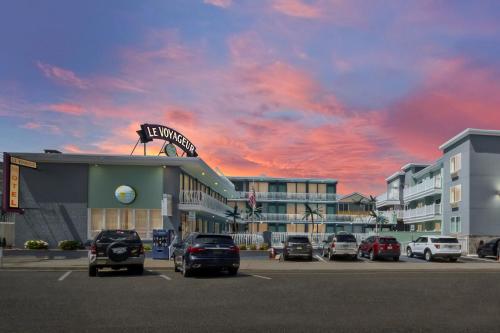 a parking lot with cars parked in front of a hotel at Le Voyageur - a Red Collection Hotel in Wildwood