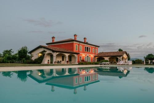 uma casa grande com uma piscina em frente em Villa San Pietro em Desenzano del Garda